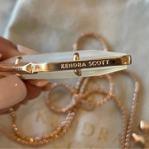 Like new! Kendra Scott Beatrice Pendant Necklace - Picture 4 of 7